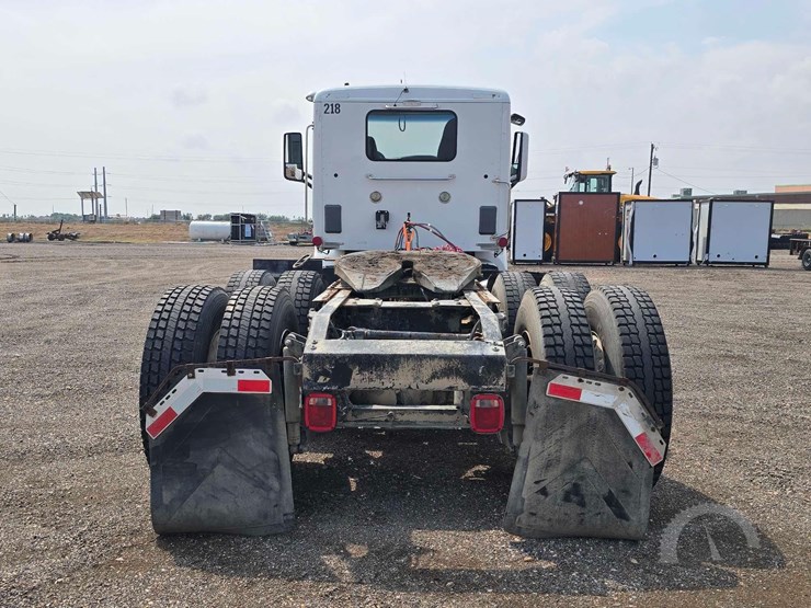 2017-peterbilt-567-image-8