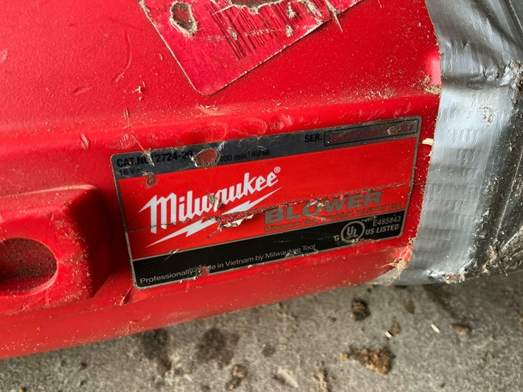 #109-•-(2)-milwaukee-m18-fuel-2724-20-cordless-handheld-blowers-image-8
