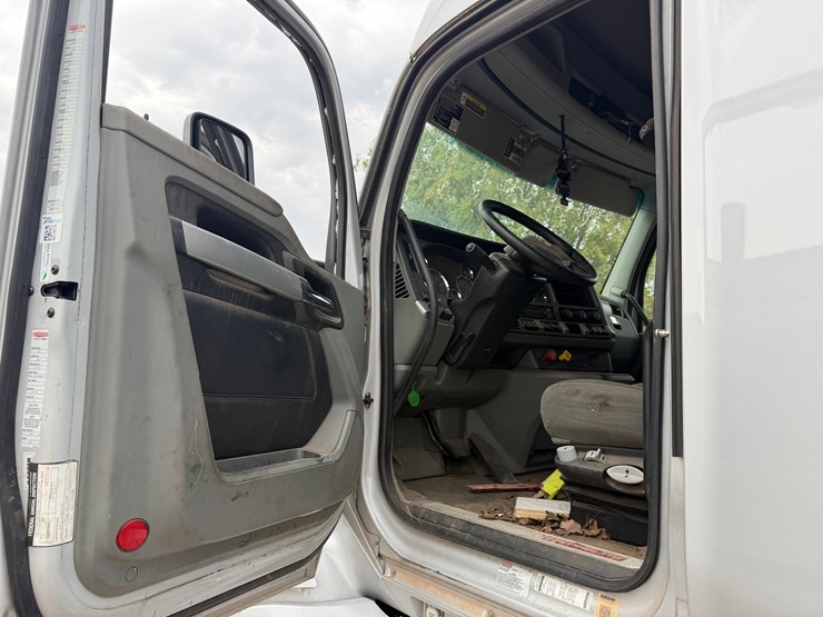 2020-kenworth-t680-image-11