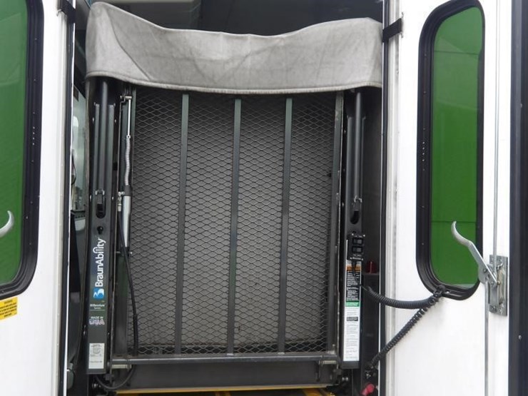 2017-ford-e450-image-14