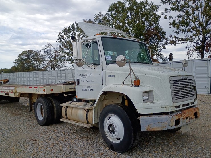 2003-freightliner-fl106-image-9