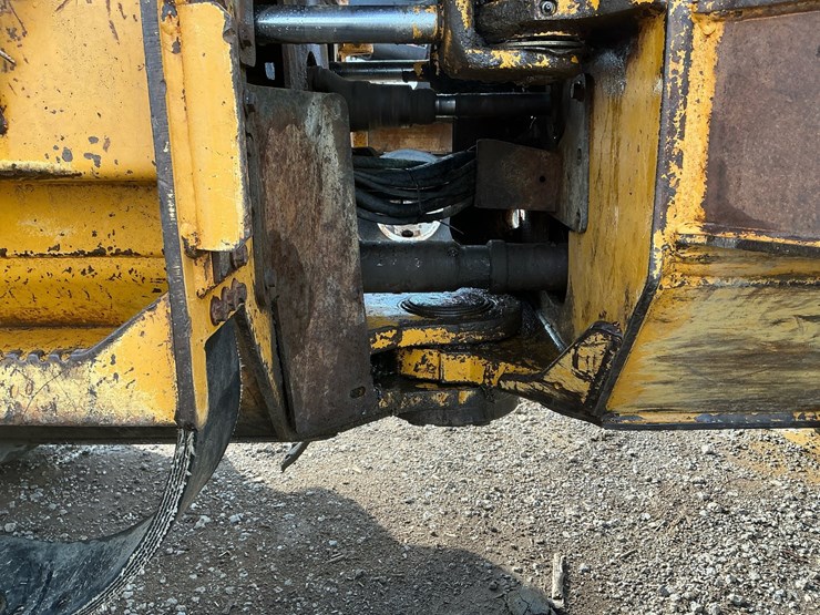 deere-640g-image-30