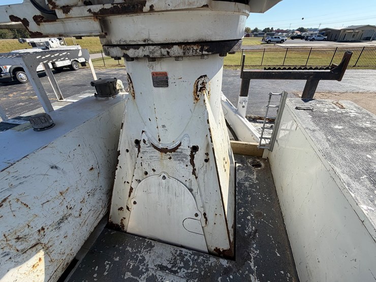 2019-freightliner-m2-106-image-42