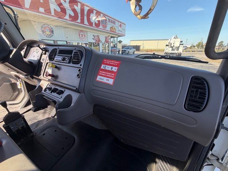 2019-freightliner-m2-106-image-41