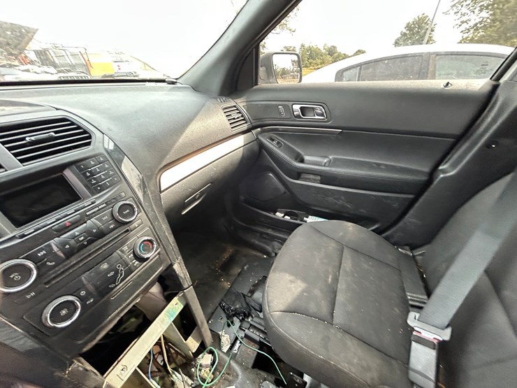 2018-ford-explorer-image-24