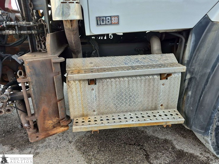 2014-freightliner-108sd-image-34
