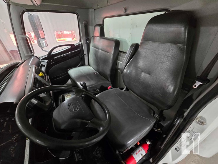 2017-hino-268-image-9
