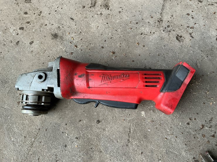 #113-•-milwaukee-m18-cordless-grease-gun-,-4-1/2"-angle-grinder),-rapid-charger-&-xc-5.0-battery-image-9