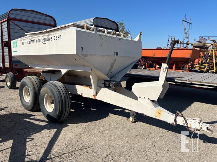 mobility-dry-fertilizer-spreader-8097-image-4