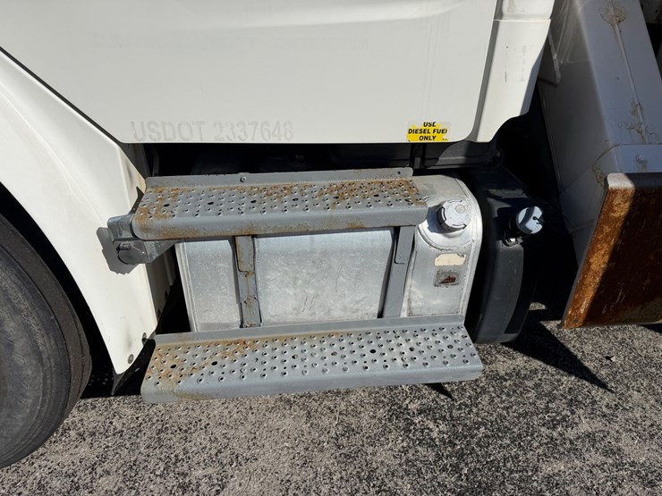 2019-freightliner-m2-106-image-23
