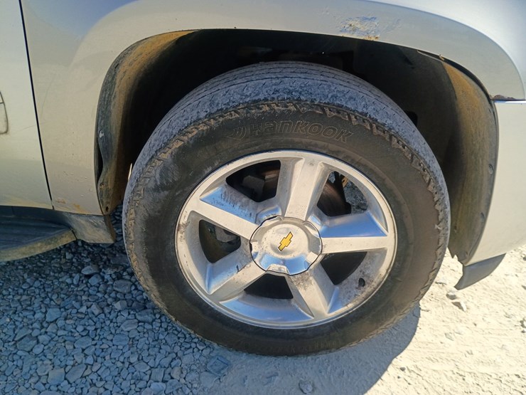 2010-chevrolet-suburban-image-95