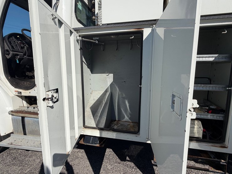 2014-freightliner-m2-106-image-43