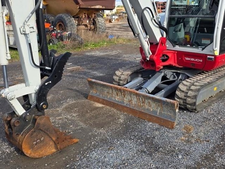 2023-takeuchi-tb240-image-6