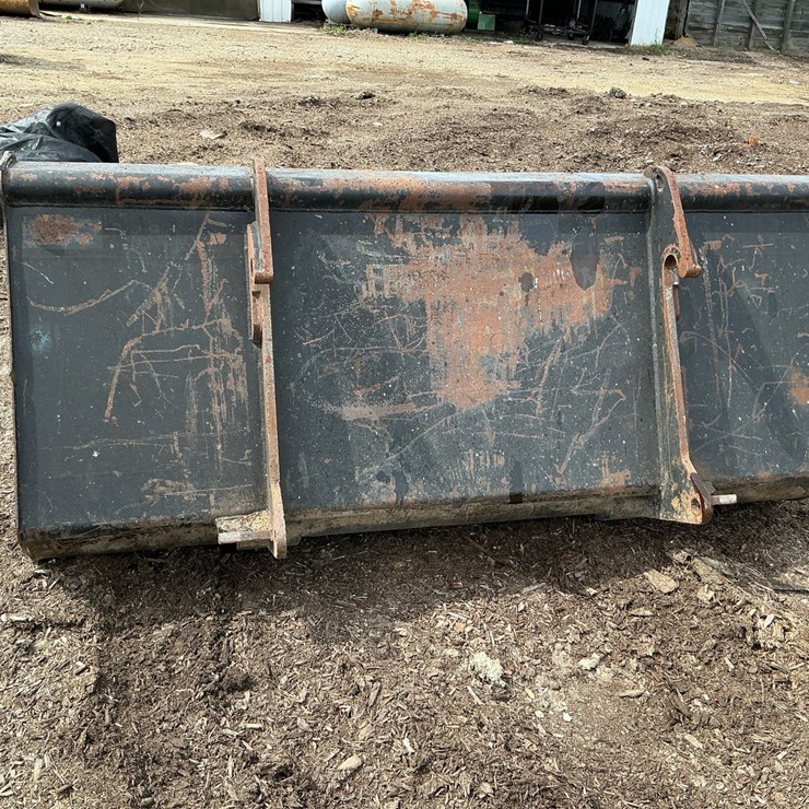 #325 • Loader Bucket Attachment