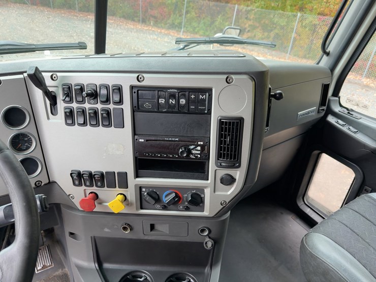 2018-mack-pinnacle-cxu613-image-26