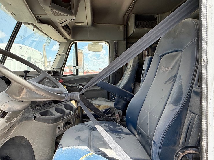 2007-freightliner-columbia-120-image-9