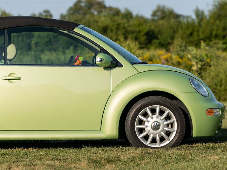 2005-volkswagen-new-beetle-gls-convertible-16,500-original-miles-image-5