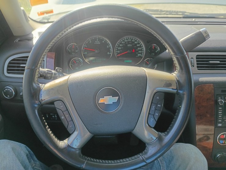2010-chevrolet-suburban-image-49
