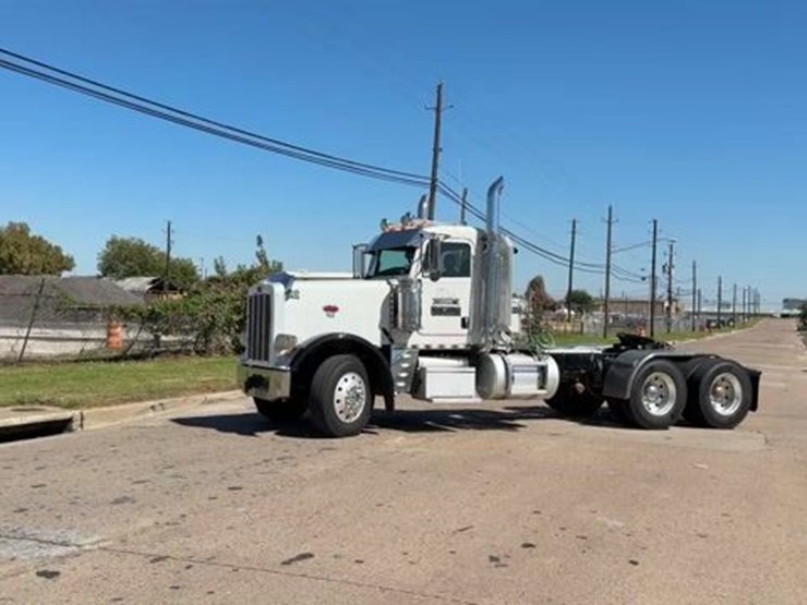 2020-peterbilt-389-image-1