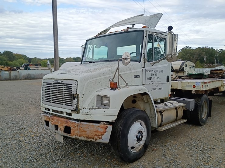 2003-freightliner-fl106-image-1