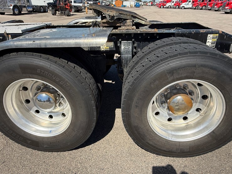 2020-peterbilt-389-image-12