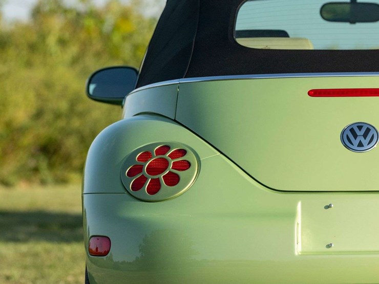 2005-volkswagen-new-beetle-gls-convertible-16,500-original-miles-image-10