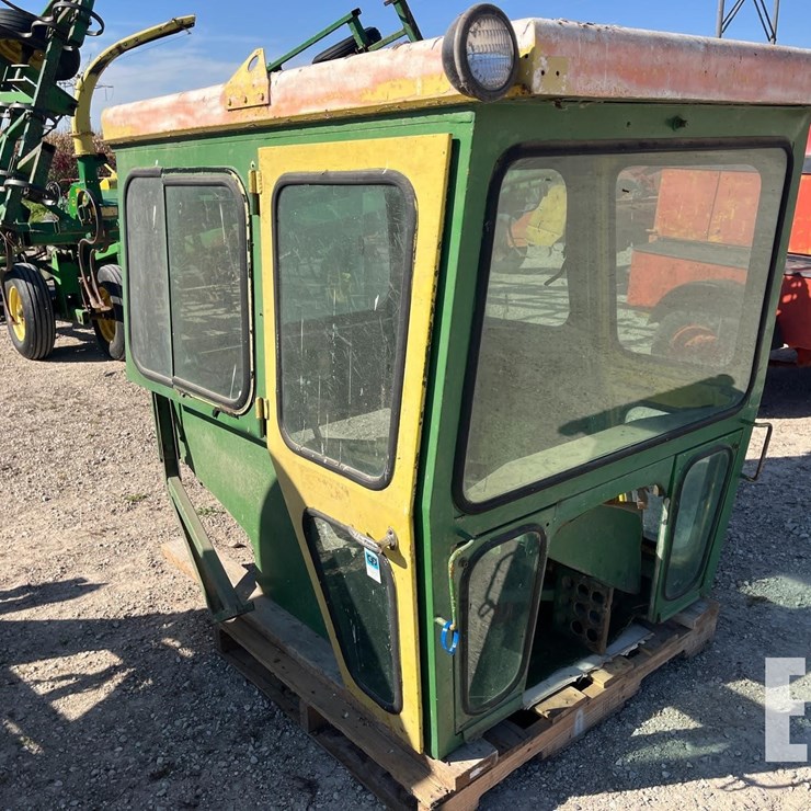 JOHN DEERE TRACTOR CAB