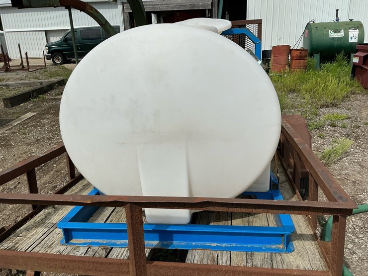 #186-•-polyethylene-horizontal-leg-tank-on-steel-skid-image-2