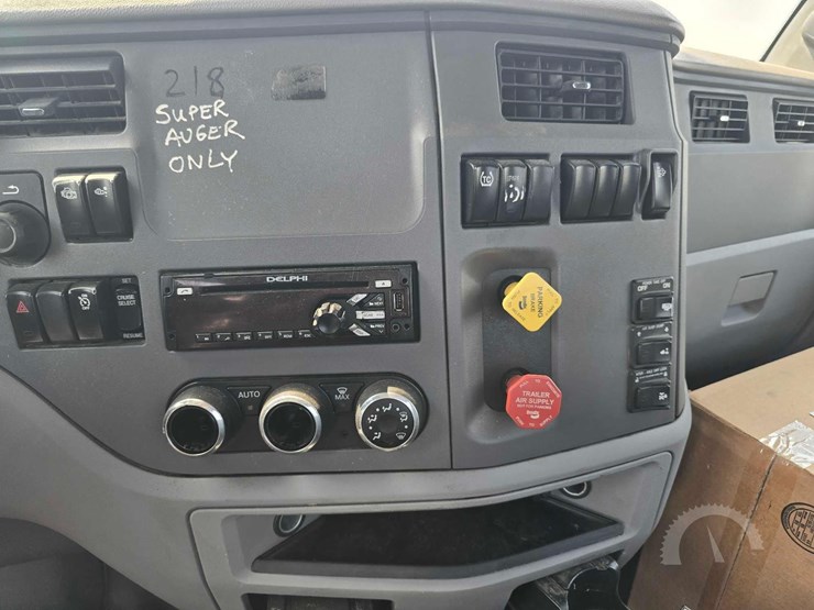 2017-peterbilt-567-image-13