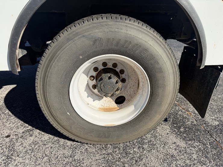 2019-freightliner-m2-106-image-8
