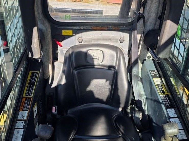 2015-deere-326e-image-44
