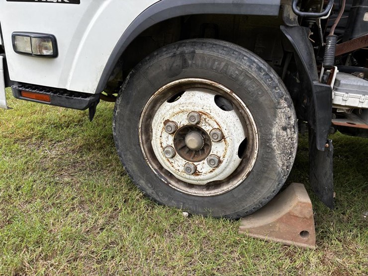 2011-isuzu-nqr-image-18