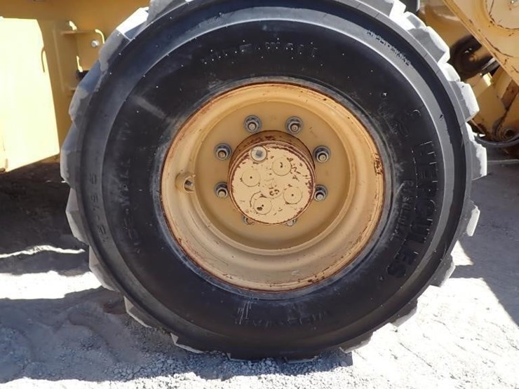caterpillar-450e-image-11