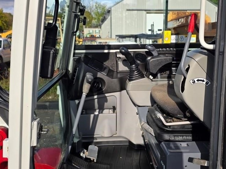 2023-takeuchi-tb240-image-58
