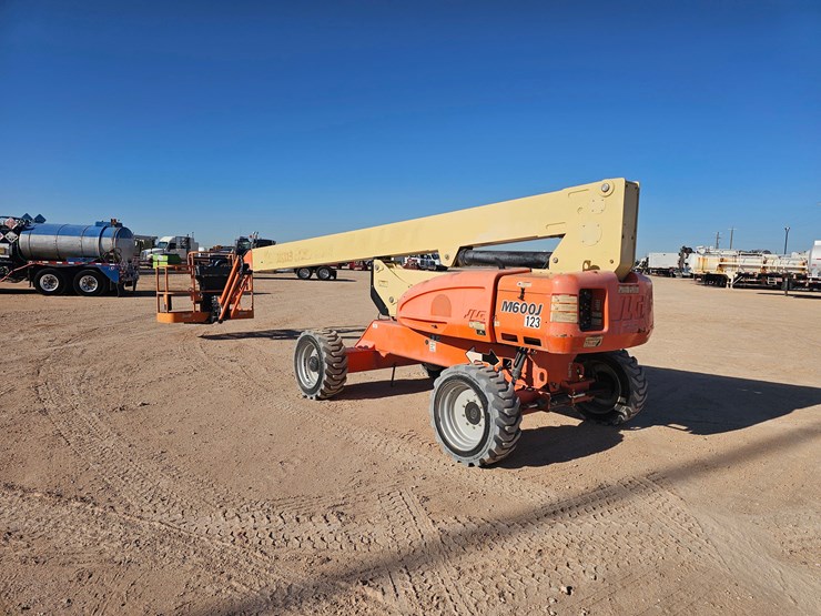 2017-jlg-m600j-image-2