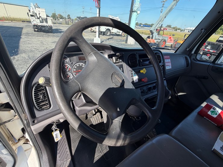 2019-freightliner-m2-106-image-50