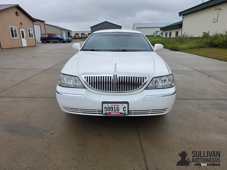 2006-lincoln-town-car-limousine-image-2