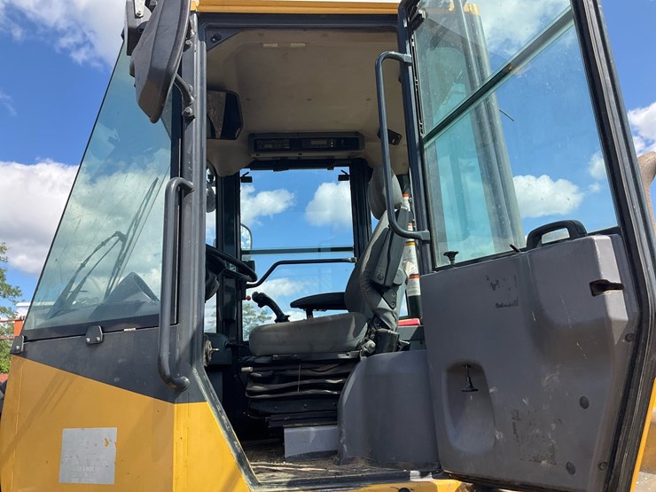 2016-komatsu-wa200-7-image-16