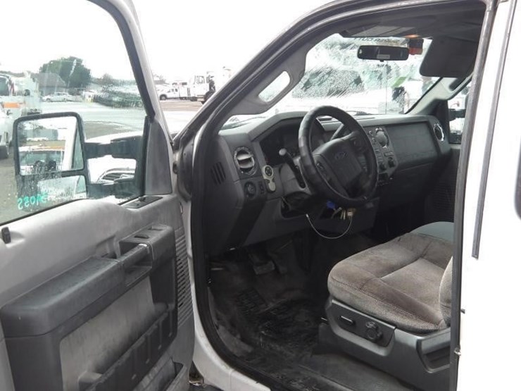 2011-ford-f550-image-17
