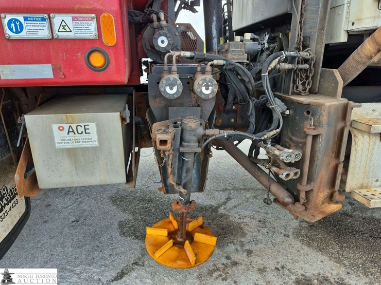 2014-freightliner-108sd-image-32