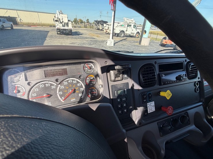 2019-freightliner-m2-106-image-49