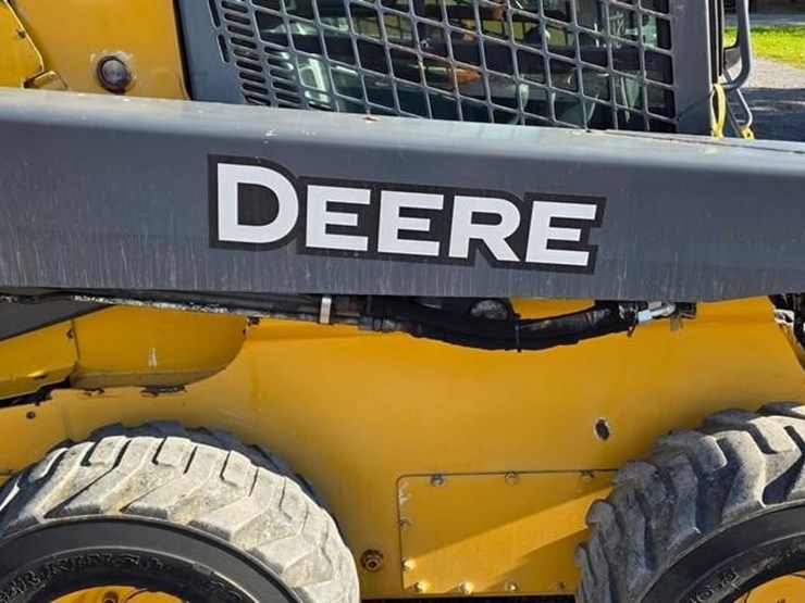 2015-deere-326e-image-12