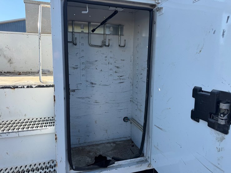 2019-freightliner-m2-106-image-26