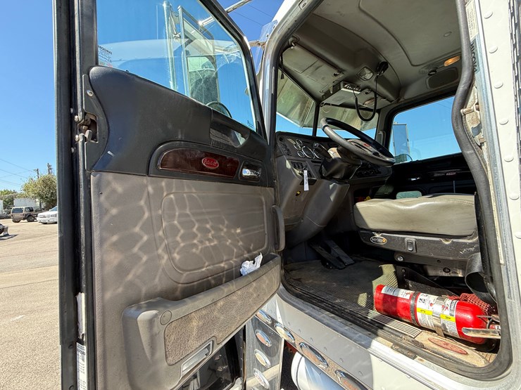 2020-peterbilt-389-image-16