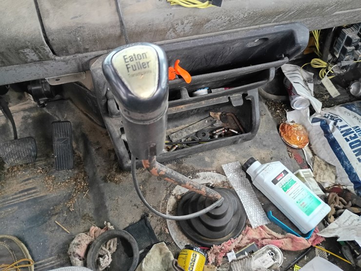 2003-freightliner-fl106-image-45