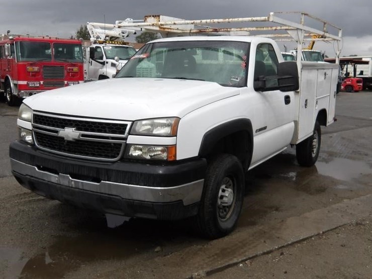 2006-chevrolet-silverado-2500-image-2