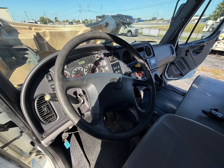 2014-freightliner-m2-106-image-54