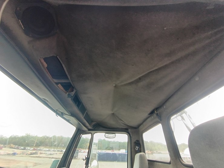2003-freightliner-fl106-image-39