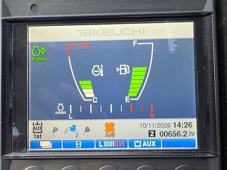 2023-takeuchi-tb240-image-73