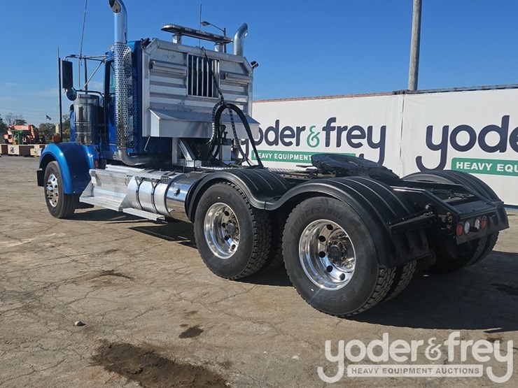 2016-kenworth-w900-image-4